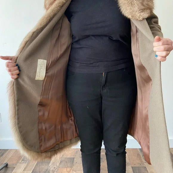 Sophisticated Tan and Brown Cape/Coat with Luxurious Fur Accents
